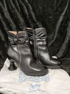 John Fluevog Black Leather Ankle Boots With Bow Trim 9.5